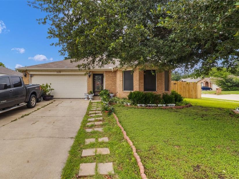 300  Comiskey Court , Saginaw Texas 76179