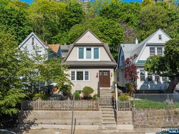 370 Undercliff Avenue