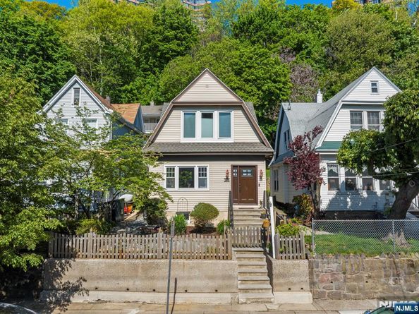 370 Undercliff Avenue, Edgewater NJ 07020