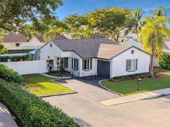 13950 Oaklawn Pl, Davie FL 33325