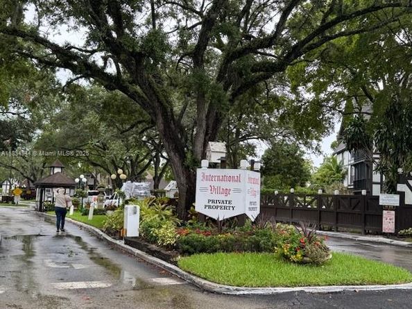 3690 Inverrary Dr 1T, Lauderhill FL 33319