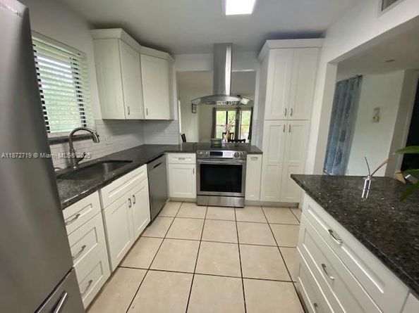 437 Lakeview Dr 201, Weston FL 33326