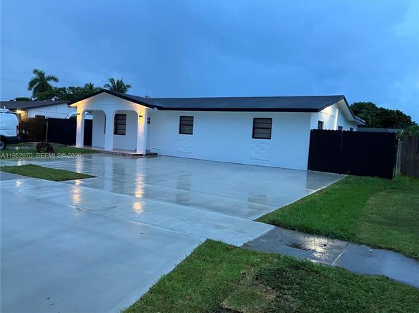 15621 SW 302nd St, Homestead FL 33033