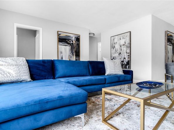 560 NE 161st St, Miami FL 33162