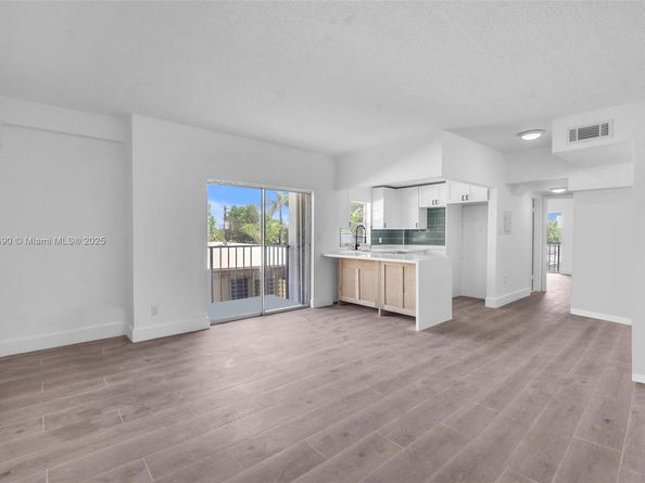 1960 Marseille Dr 304, Miami Beach FL 33141