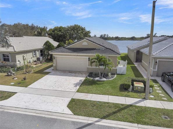 9900 S Grand Duke Cir, Tamarac FL 33321
