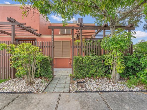 1490 Laguna Ln, Pembroke Pines FL 33026