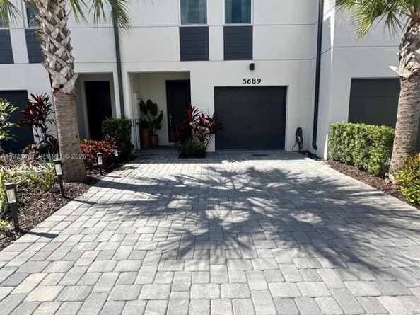 5689 Mentmore Dr, Mangonia Park FL 33407