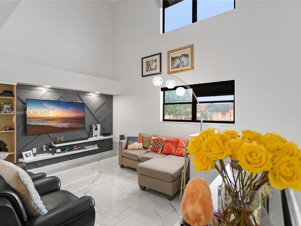 949 SW 113th Ter, Pembroke Pines FL 33025