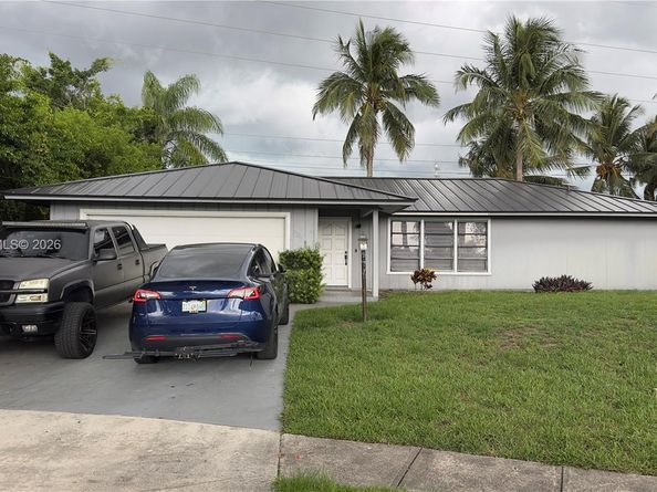 323 W Canterbury Dr W, Riviera Beach FL 33407