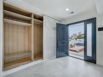 4330 Manhattan Avenue