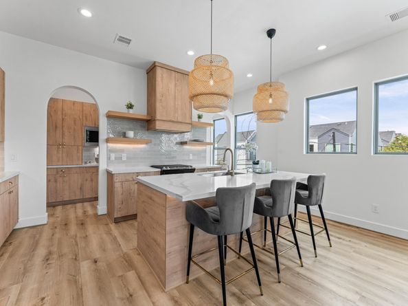 1122 W 17th Street D, Houston TX 77008