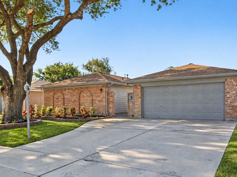855 Silverpines Road, Houston TX 77062