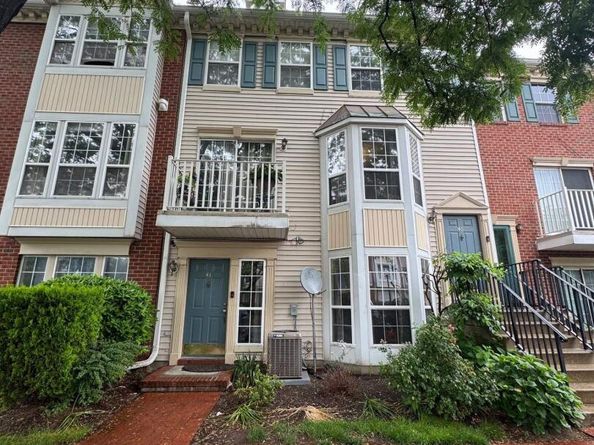 47 Dogwood St, Jersey City NJ 07305