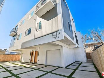 2923 S Burnside Avenue