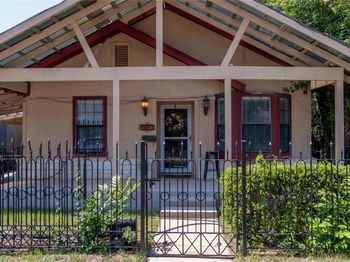 2607 E Cesar Chavez ST