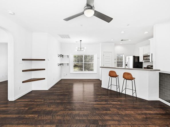 2821 Saville LOOP 21C, Austin TX 78741