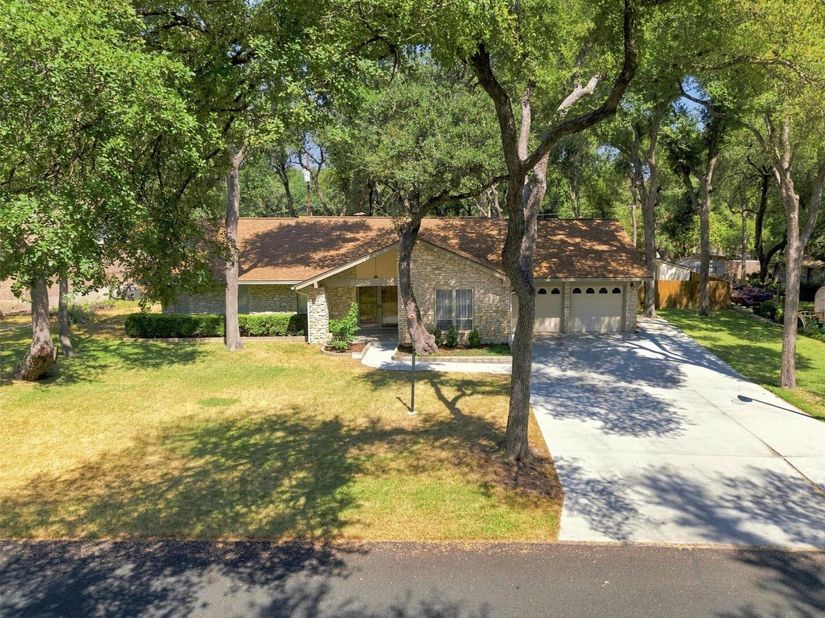 9202 Shady Oaks DR, Austin TX 78729