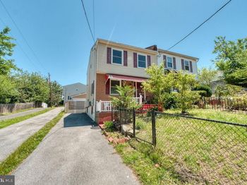 4903 8TH Street NE