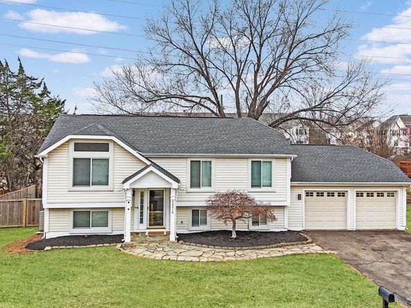 22216 Stablehouse Drive, Sterling VA 20164