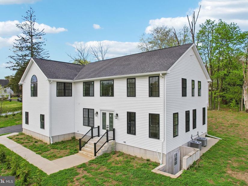2627 County Line Rd, Chalfont PA 18914