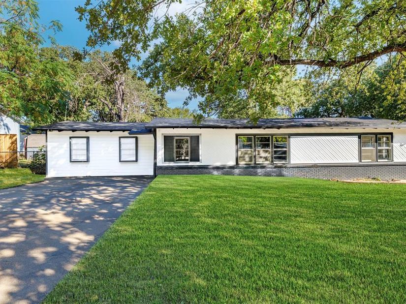 1005  Poe Street , Azle Texas 76020