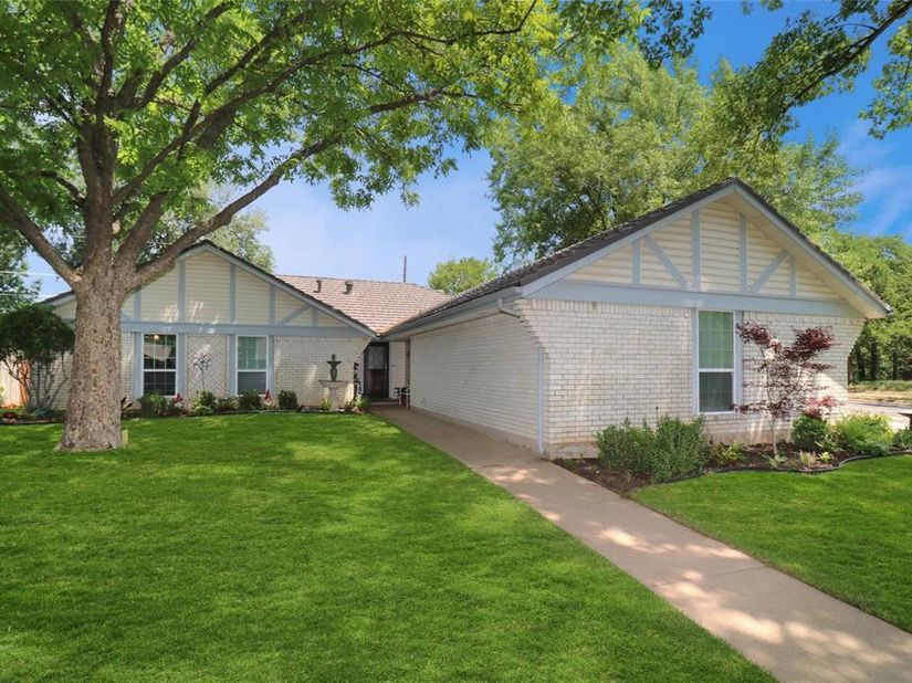 2001  Heather Way Drive , Arlington Texas 76012