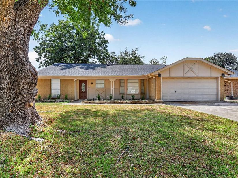 1016  Westminster Lane , Mansfield Texas 76063