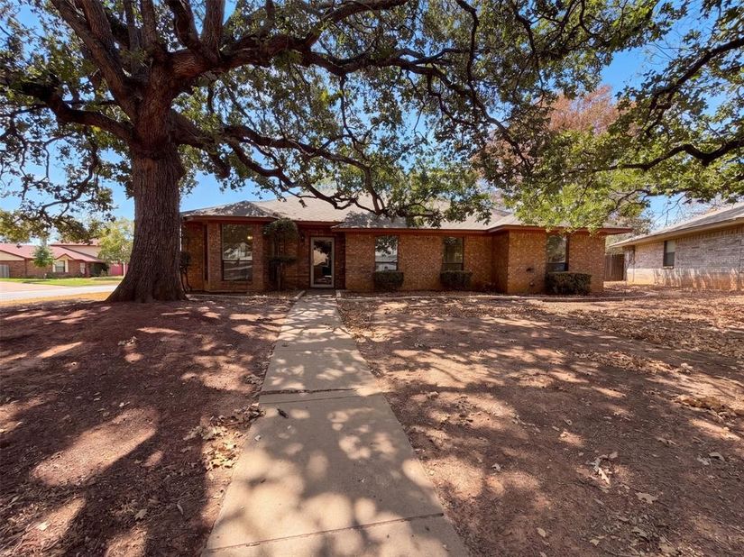 5126  Eagle Nest Drive , Arlington Texas 76017