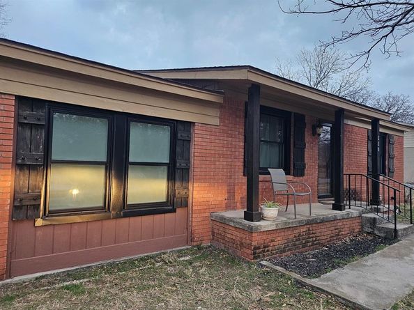 220 N Jarvis Lane , Azle Texas 76020
