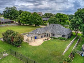 11  Lakeway Drive 