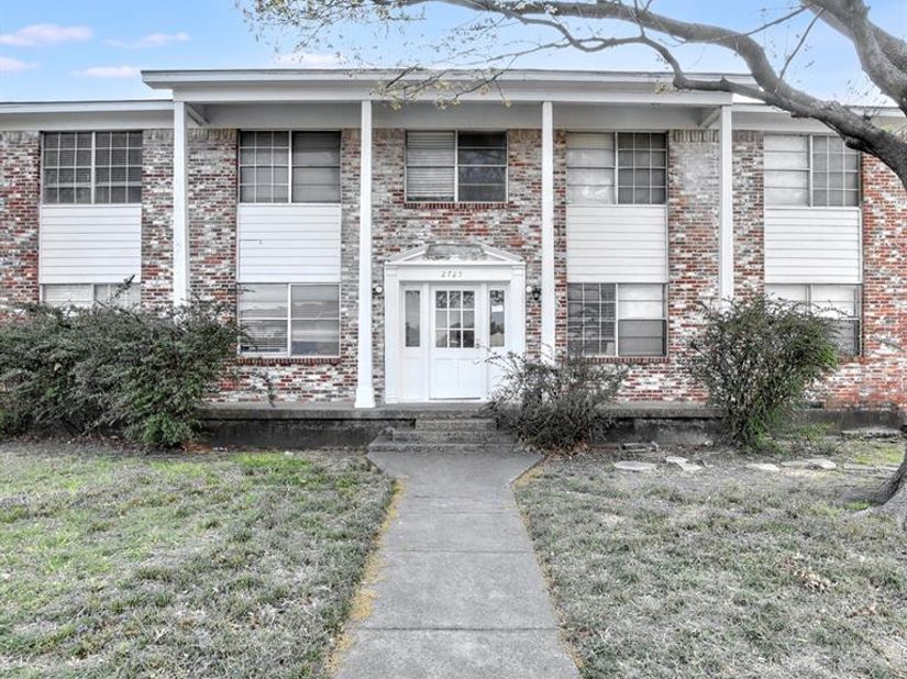 2725  Patricia Lane , Garland Texas 75041