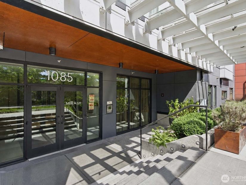 1085 103rd Avenue NE 204, Bellevue WA 98004