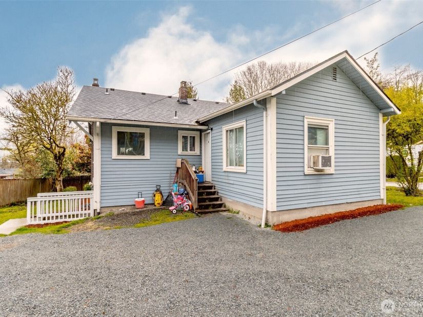 10033 Des Moines Memorial Drive S, Seattle WA 98168