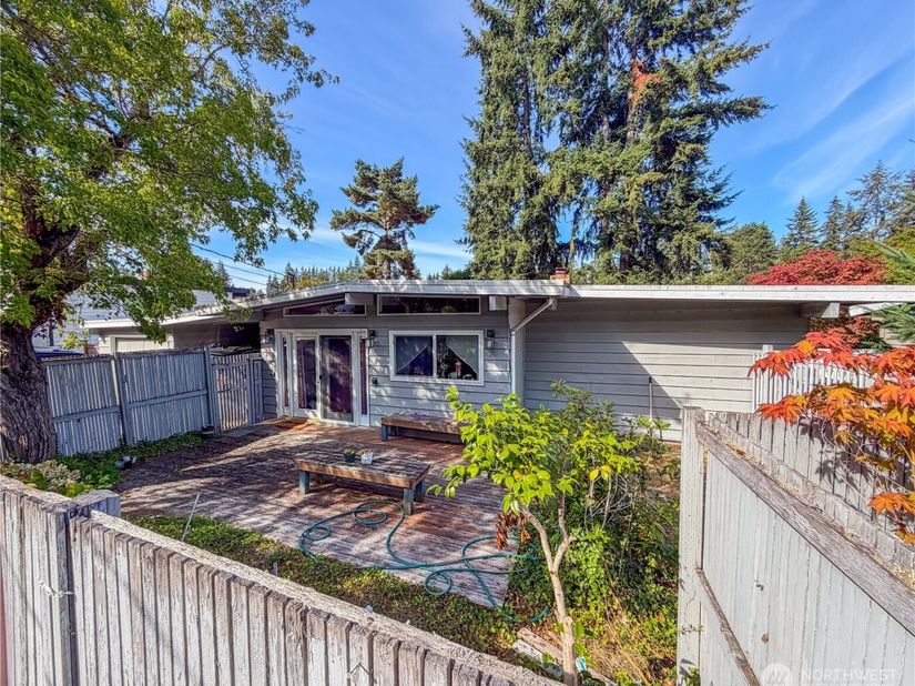 16042 SE 10th Street, Bellevue WA 98008
