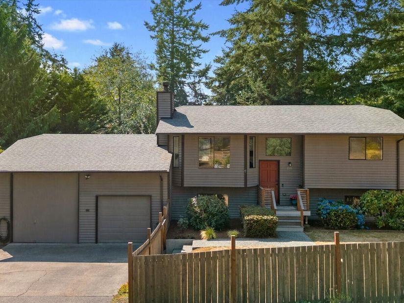 1511 N Lake Stickney Drive, Lynnwood WA 98087