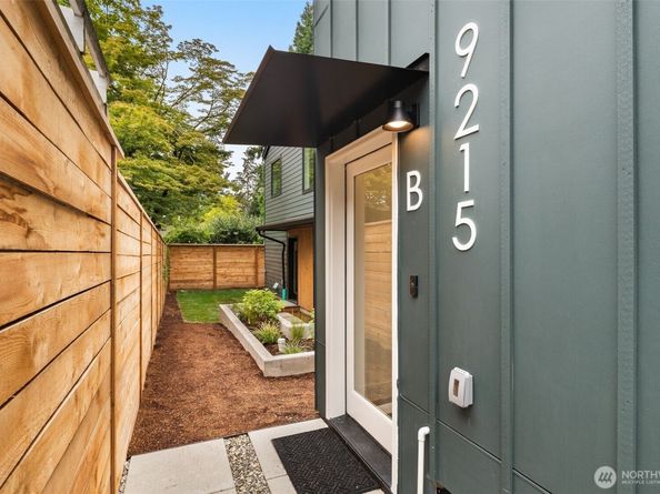 9215 12th Avenue NE B, Seattle WA 98115