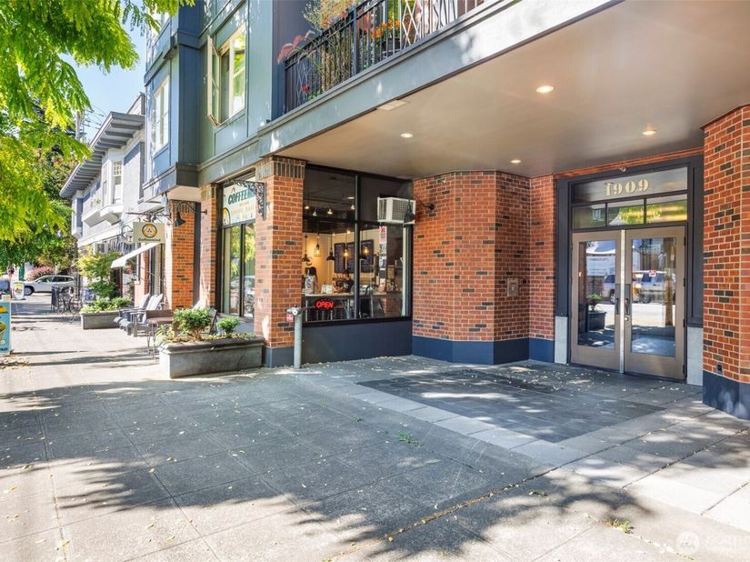 1909 10th Avenue W 201, Seattle WA 98119