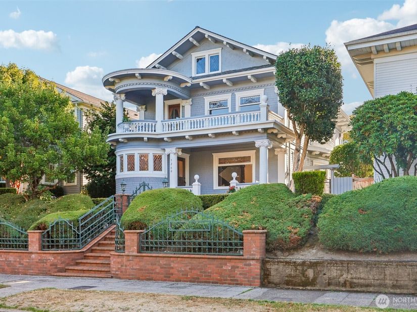 5260 16th Avenue NE, Seattle WA 98105
