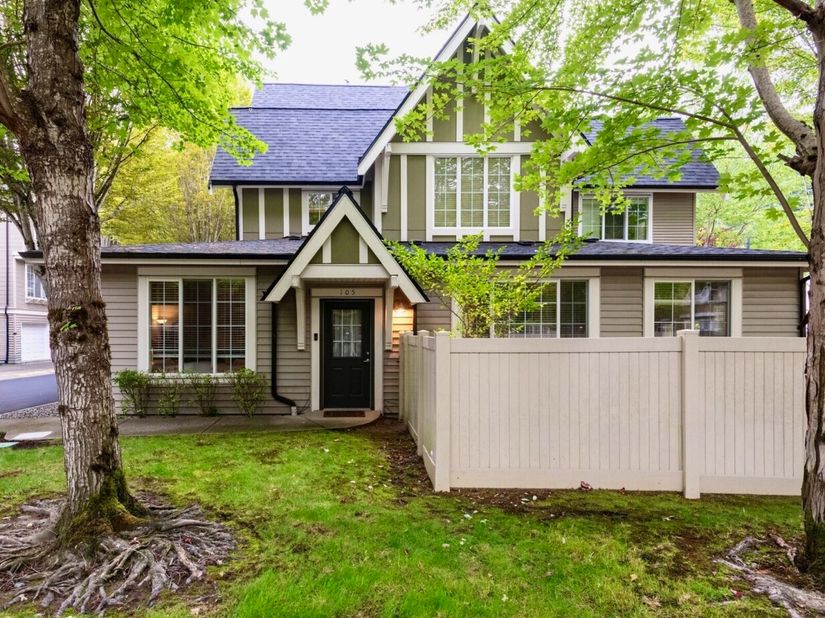 18282 NE 97th Way 105, Redmond WA 98052