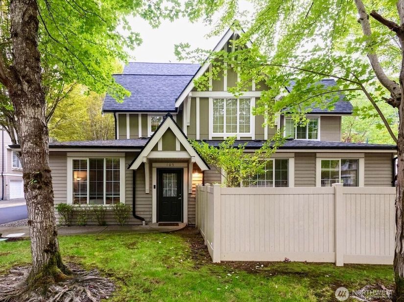 18282 NE 97th Way 105, Redmond WA 98052
