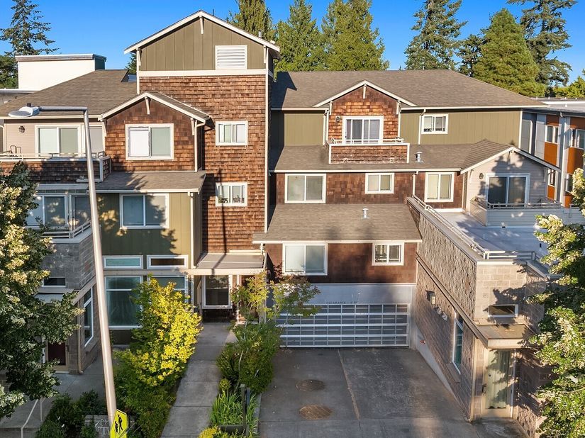 12534 15th Avenue NE 22, Seattle WA 98125