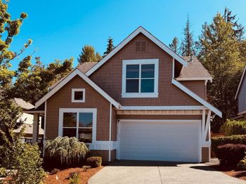 2528 Larchmount Dr NE