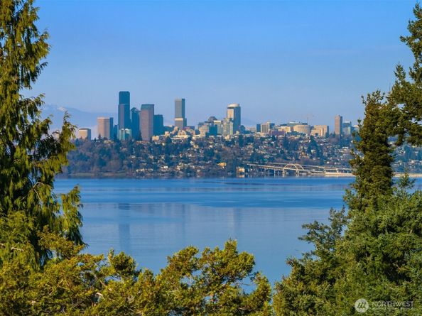 4701 84th Avenue SE, Mercer Island WA 98040