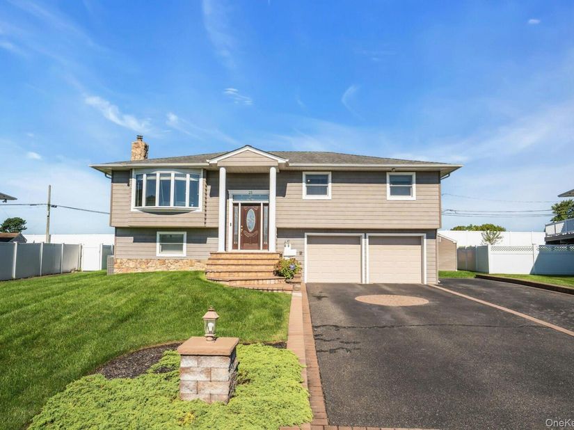 25 Heather Crescent, Commack NY 11725