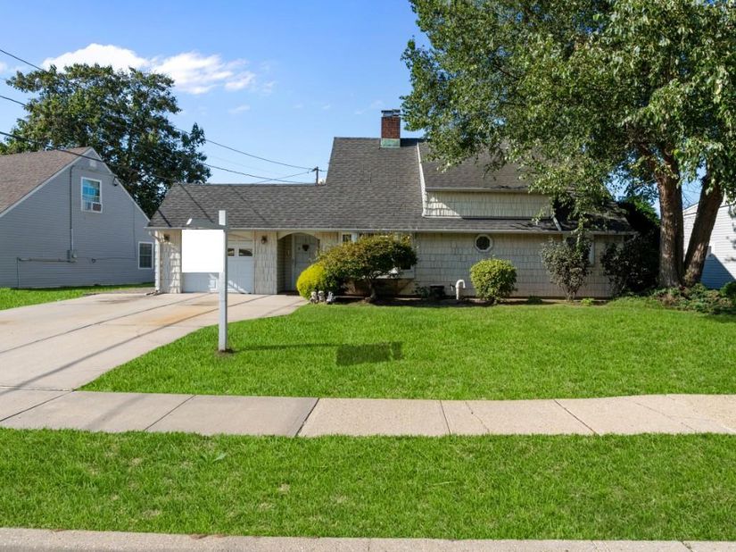 27 Eden Lane, Levittown NY 11756