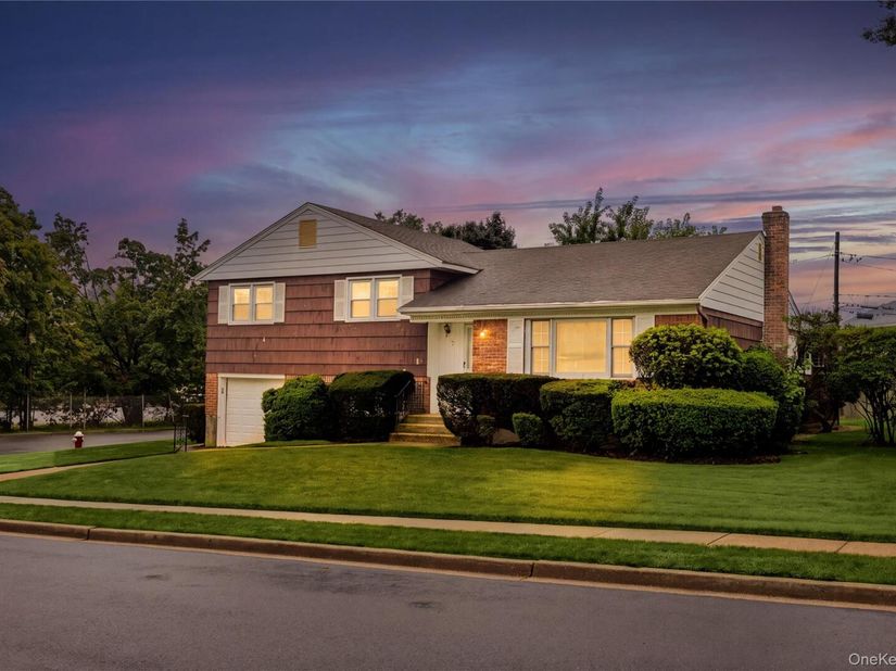 7 Barby Lane, Plainview NY 11803