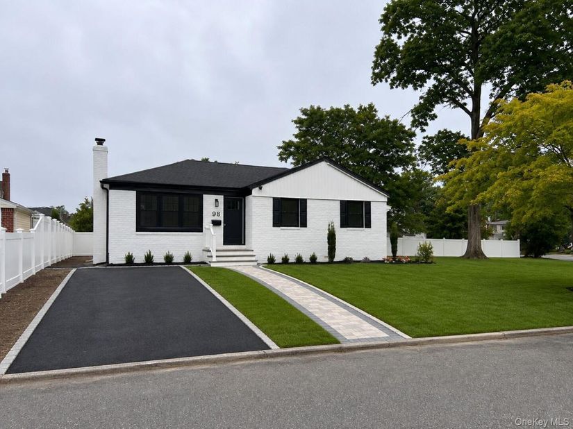 98 Beecher Road, North Babylon NY 11703