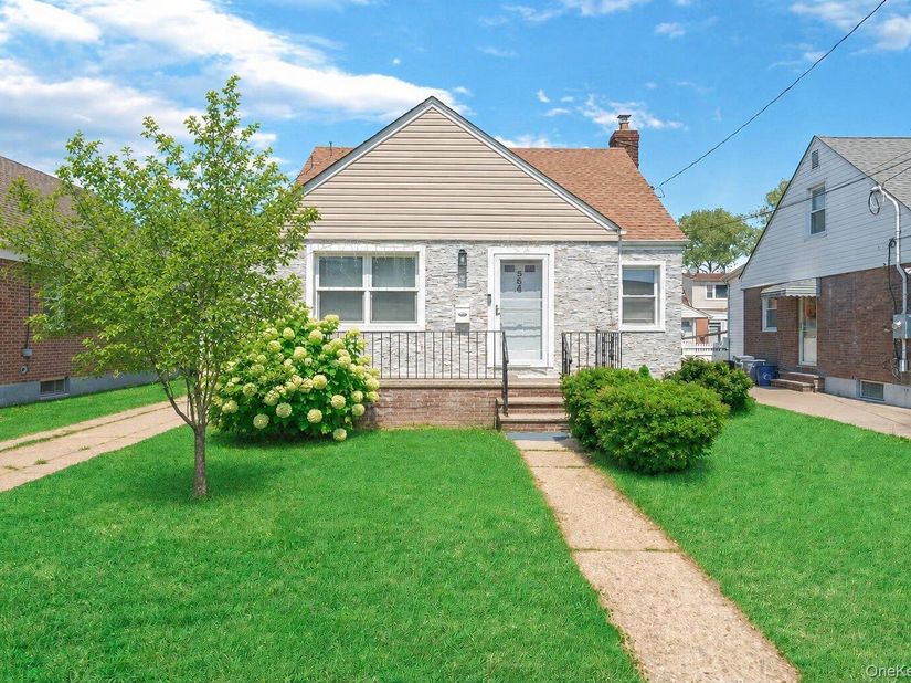 35 79th Avenue, New Hyde Park NY 11040