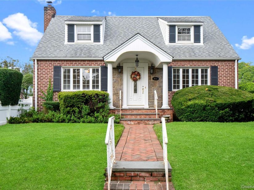 466 Croyden Road, Garden City South NY 11530